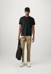 Lyle & Scott PLAIN  - T-shirt basic - nero