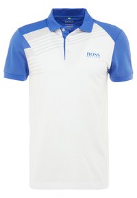 Vit polo skjorta med blå krage och ärmar, ljusgrå diagonala ränder och blå "BOSS HUGO BOSS" logotyp på vänster bröst.