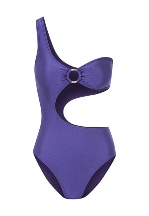 Lila Badeanzug mit einem Schulterträgerm, Cut-out-Design, goldener runder Akzent und glattem, glänzendem Stoff.