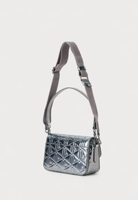 Kleine metallic zilveren crossbody tas met reliëf geometrisch patroon en afneembare brede grijze stoffen schouderband.