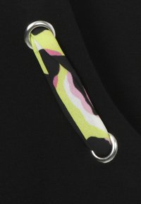 Zwarte stof met een cirkelvormige zilveren ringen, met een gekleurde patronenriem in geel, roze en zwart die erdoorheen is geweven.