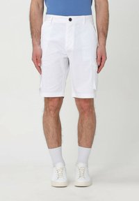 Shorts cargo bianchi con chiusura a bottoni, tasche laterali e taglio dritto. Realizzati in tessuto leggero, adatti per il clima caldo.