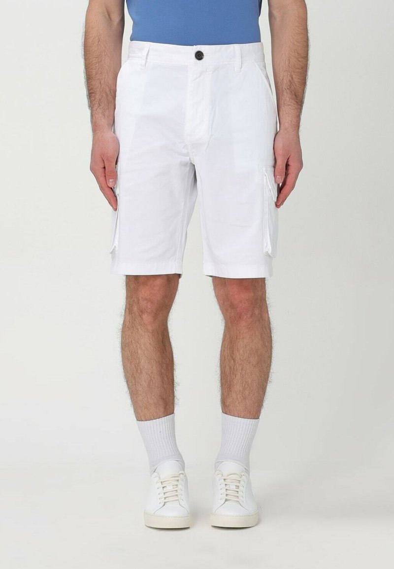 Shorts cargo bianchi con chiusura a bottoni, tasche laterali e taglio dritto. Realizzati in tessuto leggero, adatti per il clima caldo.