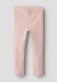 Svetloružové legíny vyrobené z pružnej tkaniny, s jednoduchým dizajnom so priliehavým strihom bez viditeľných vzorov alebo kovových doplnkov.