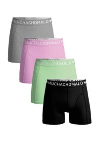 Négy pár boxer szürke, rózsaszín, zöld és fekete színben. Mindegyik széles fehér "MUCHACHOMALO" derékszíjjal és sima szövettextúrával rendelkezik.