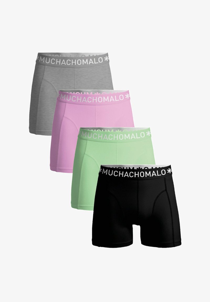 Četras bokseršortus komplektus pelēkā, rozā, zaļā un melnā krāsā. Katrs komplekts ir aprīkots ar platām baltām "MUCHACHOMALO" jostām un gludu auduma faktūru.
