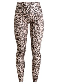 Leggings con stampa leopardata dotati di una vita alta, realizzati in un tessuto liscio con un design aderente, che mostrano uno sfondo beige chiaro e macchie nere.