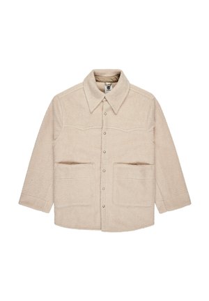 Chaqueta de forro polar beige con cuello de solapa, dos grandes bolsillos frontales y cierre de botones. Tejido suave y texturizado con un corte relajado.