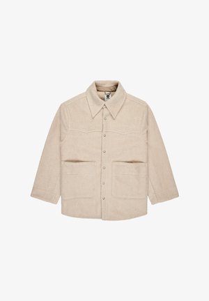 Chaqueta de forro polar beige con cuello de solapa, dos grandes bolsillos frontales y cierre de botones. Tejido suave y texturizado con un corte relajado.