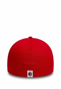 Rote Baseballmütze mit gebogenem Schirm, aus Stoff gefertigt, mit einem Logopatch auf der Rückseite. Glatte Textur und runde Form.