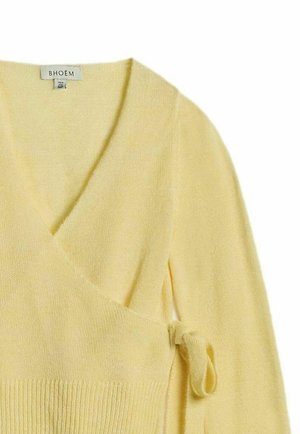 Mīksta dzeltena wrap džempera ar garām piedurknēm, ribota apakšmala un sānu saišu aizdare, ar V-veida izgriezumu un zīmola etiķeti apkakles iekšpusē.