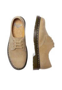 Scarpe in suede beige con lacci, finitura liscia, punta rotonda, cuciture gialle sulla suola e soletta testurizzata e imbottita.