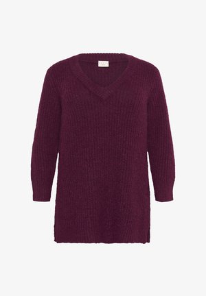 Burgunderfarbener gestrickter Pullover mit V-Ausschnitt, langen Ärmeln, seitlichen Schlitzen und einem strukturierten Rippenmuster. Das Etikett trägt die Aufschrift "KAFFE."