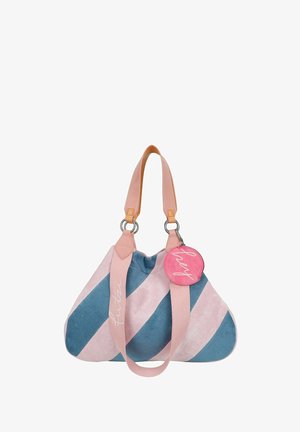 Borsa in tela con strisce diagonali rosa e blu, manici in pelle rosa e un'etichetta circolare rosa con la scritta "hey". Texture morbida con una forma sfocata.