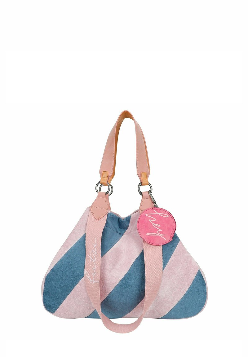 Canvas tas met roze en blauwe diagonale strepen, roze leren handvatten en een ronde roze label met de tekst "hey." Zachte textuur met een slonzig model.