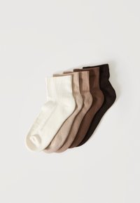 Επιλέχθηκε, white/light brown/dark brown