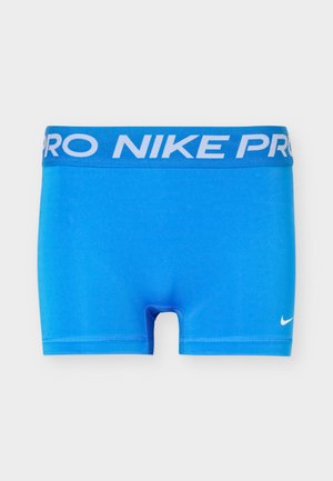 Kék Nike Pro kompressziós rövidnadrág széles derékrésszel, amelyen a "NIKE PRO" felirat és a fehér Nike swoosh logó található a bal combon.
