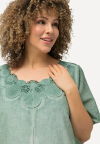 Ulla Popken LAYERED NECK SHORT SLEEVE  - Denní šaty - turquoise green