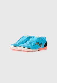 Zapatillas deportivas azules con parte superior de ante y malla, acentos en negro y neón, y suela de goma translúcida rosa. Logo en el costado.