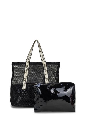 Zwarte mesh draagtas met witte handvatten, gelabeld met "FASHION BAGS", gecombineerd met een kleinere glanzende zwarte ritszak.