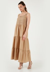 LELA REGULAR FIT jasny brąz