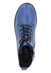 Botín de cuero azul con cordones negros, que cuenta con una cremallera lateral y una plantilla texturizada. Punta redondeada y detalles cosidos.