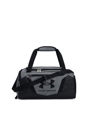 Sac de sport Under Armour gris et noir avec double anse, bandoulière réglable et plusieurs compartiments zippés.