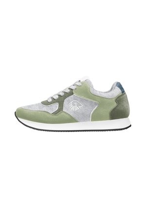 Low-Top Sneaker mit hellgrünen und grauen Wildleder-Paneelen, weißen Schnürsenkeln und weißer Sohle mit schwarzem Profil.