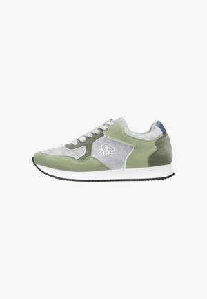 Low-Top Sneaker mit hellgrünen und grauen Wildleder-Paneelen, weißen Schnürsenkeln und weißer Sohle mit schwarzem Profil.