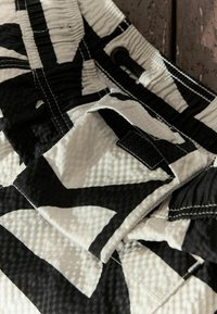 Next REGULAR FIT - Plavecké šortky - black on white