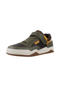 Sneaker verde e nero con una cinghia marrone, caratterizzato da una suola bianca e marrone, superfici testurizzate e un accento di logo giallo.