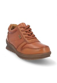 Zapatilla de cuero marrón con punta redonda, parte delantera con cordones, forro suave y suela de goma texturizada para mayor tracción. Acentuada con un pequeño logotipo.
