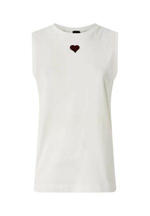 Top blanco sin mangas con cuello redondo y pequeño emblema de corazón rojo oscuro centrado debajo del cuello.