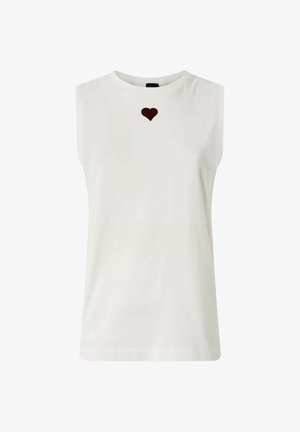 Top blanco sin mangas con cuello redondo y pequeño emblema de corazón rojo oscuro centrado debajo del cuello.