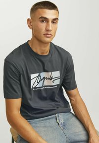 Jack & Jones RUNDHALS - Camiseta estampada - forest river