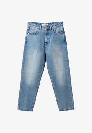 Jeans azzurri chiari a gamba dritta con dettagli sbiaditi, bottone e cerniera frontali e design a cinque tasche isolati su sfondo bianco.