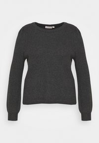 Szary prążkowany sweter z długimi rękawami, okrągłym dekoltem i dopasowanym krojem. Miękka tekstura, bez wyraźnych wzorów ani ozdobnych elementów.