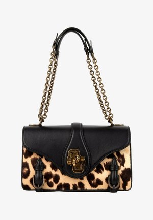 Bolso de mano de cuero negro con sección inferior con estampado de leopardo, cierre en tono dorado y doble cadena para el hombro con detalles de cuero.