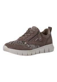 Baskets en daim marron avec un panneau en cuir serpent texturé, fermeture à lacets à l'avant, zip sur le côté et semelle blanche rembourrée et striée.