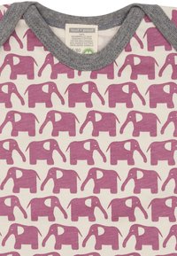 Biologisch katoenen shirt met een herhalend patroon van paarse olifanten op een crèmekleurige achtergrond, met een grijze ribgebreide halslijn.