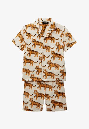 Ensemble de pyjama en coton à manches courtes avec un imprimé tigre orange sur fond beige. Comprend une chemise à col et un short assorti.
