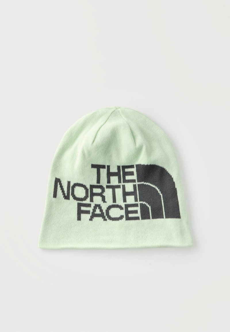 Светлозелена плетена шапка с голямо черно лого и текст "The North Face" отпред, показана на светъл неутрален фон.