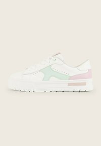 Sneakers bianchi con un accento verde menta e un tallone rosa pallido, caratterizzati da un design testurizzato, suola piatta e dettagli laterali perforati.