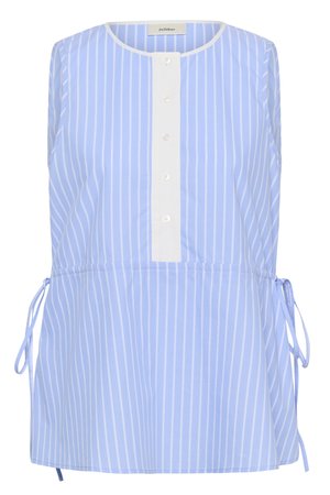 Blouse sans manches bleu clair à rayures blanches verticales, patte de boutonnage blanche, encolure ronde et liens latéraux ajustables.