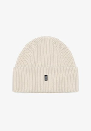 Offwhite geripptes Strickbeanie mit umgeschlagenem Bündchen und kleinem schwarzem rechteckigem Logoetikett, mittig auf dem Bündchen angebracht.