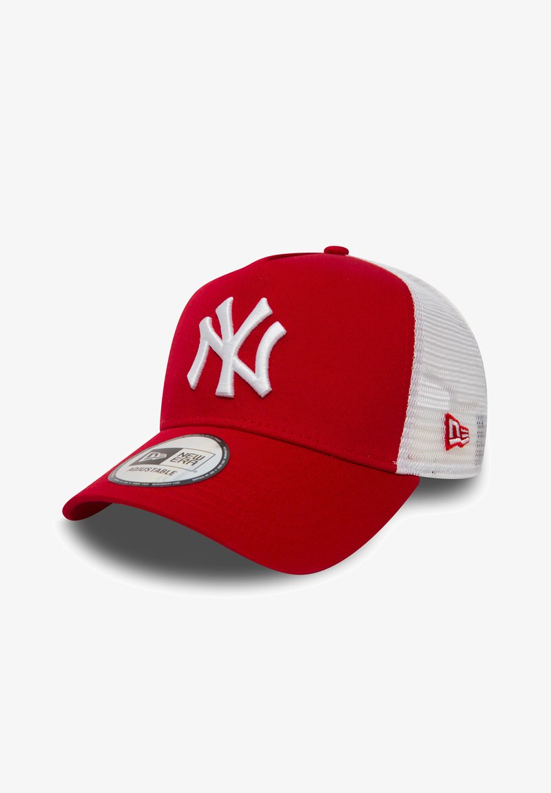Gorra de béisbol New York Yankees roja y blanca con logotipo blanco en la parte delantera y parte trasera de malla, correa ajustable y pegatina de la marca New Era en la visera.