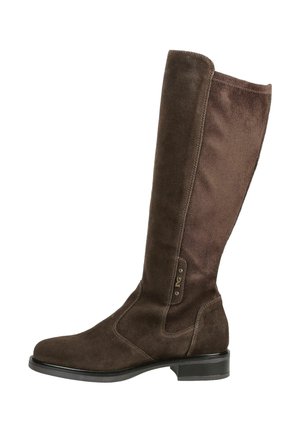 Botte haute en daim marron avec un petit talon noir et des coutures décoratives sur fond blanc.