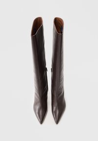 Stivali al ginocchio in pelle marrone con punta affusolata e texture liscia. Presentano una zip laterale per la chiusura e un design elegante e verticale.