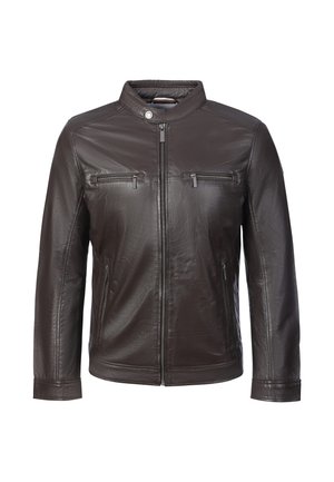 Chaqueta de cuero marrón oscuro con cremallera frontal, dos bolsillos en el pecho con cremallera, dos bolsillos laterales y un cuello con botón a presión.
