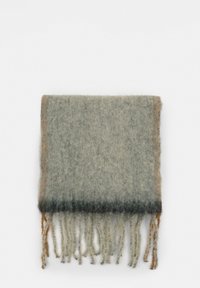Mäkký vlnený šál v tlmených zelených odtieňoch s gradientným prechodom, so strapcovými okrajmi a textúrovaným povrchom.